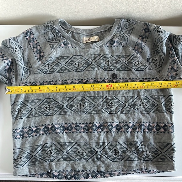 Hollister Slightly Cropped Pullover Sweatshirt - Picture 5 of 5